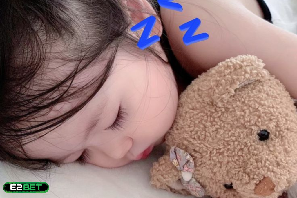 Mơ Thấy Bé Gái Đánh Con Gì? Giải Mã Giấc Mơ Ngọt Ngào Và Bất Ngờ
